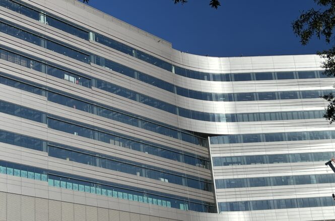 Curved façade of the Atrium Health Bed Tower, Charlotte, NC